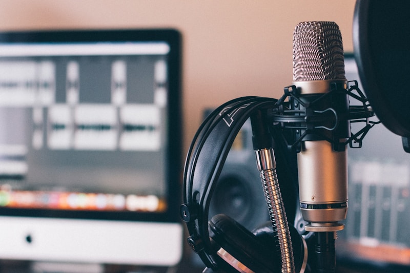 Murf AI voice cloning tool comparison with ElevenLabs and Descript for creators